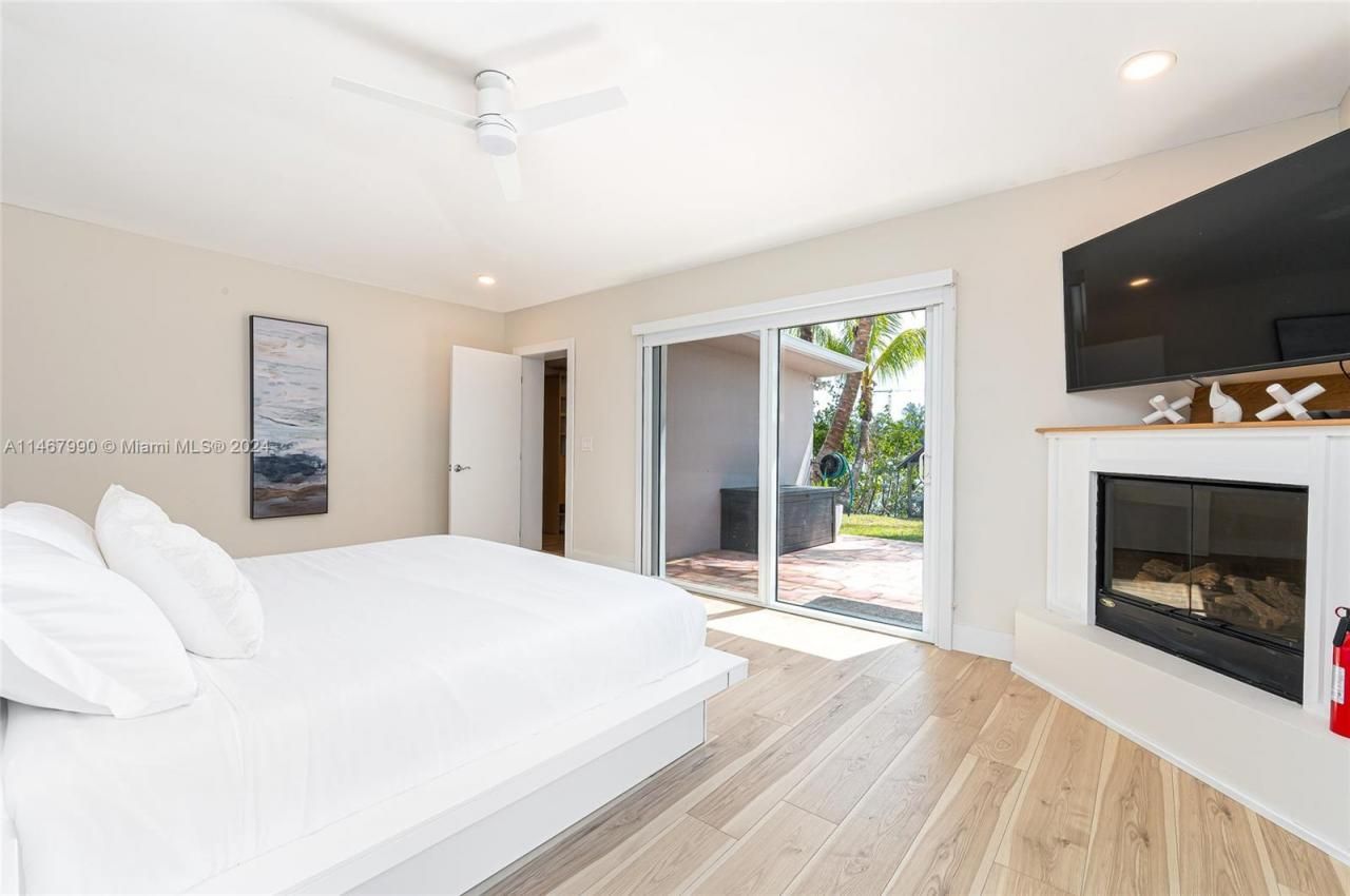 2500 NE 199th St, Miami, FL 33180 Photo