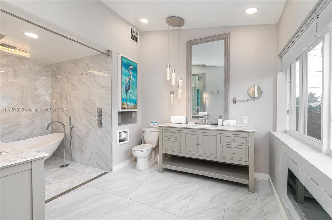 2500 NE 199th St, Miami, FL 33180 Photo