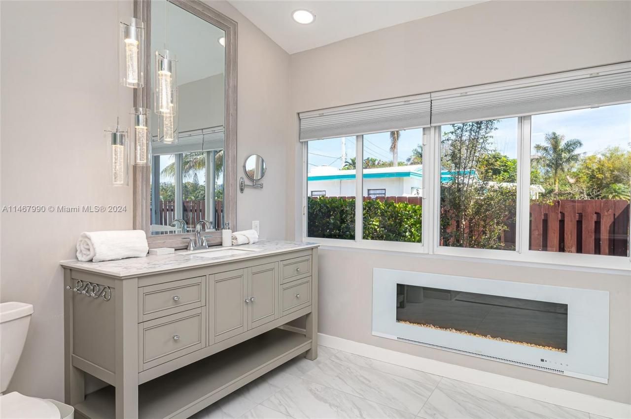 2500 NE 199th St, Miami, FL 33180 Photo