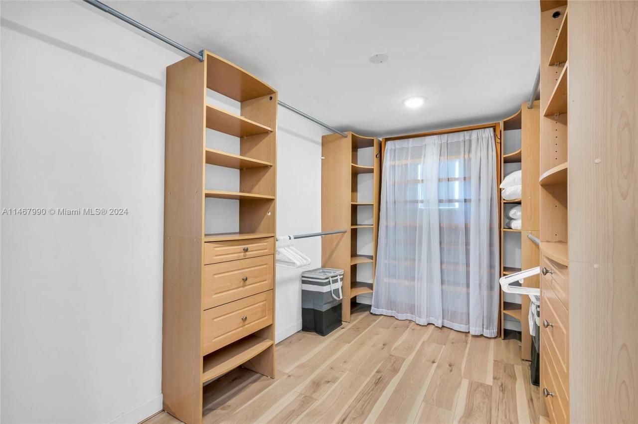 2500 NE 199th St, Miami, FL 33180 Photo