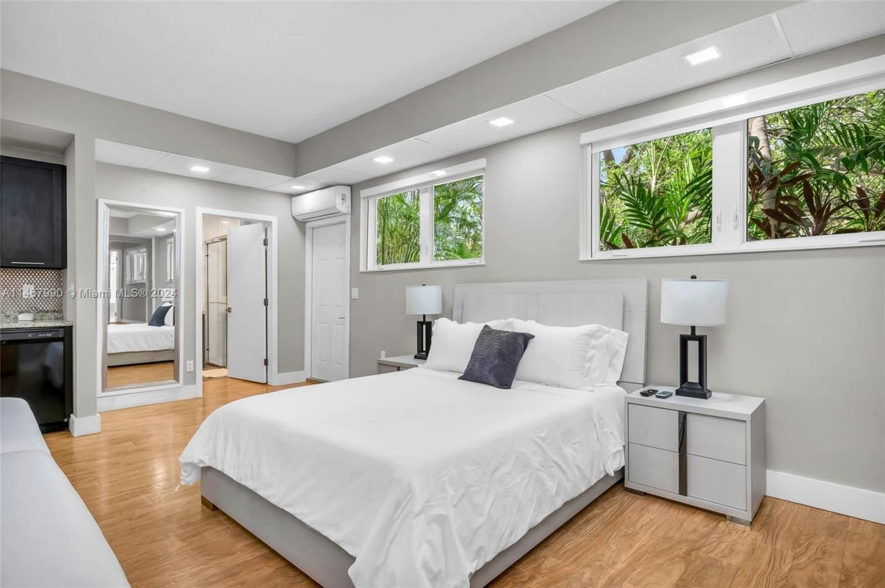 2500 NE 199th St, Miami, FL 33180 Photo