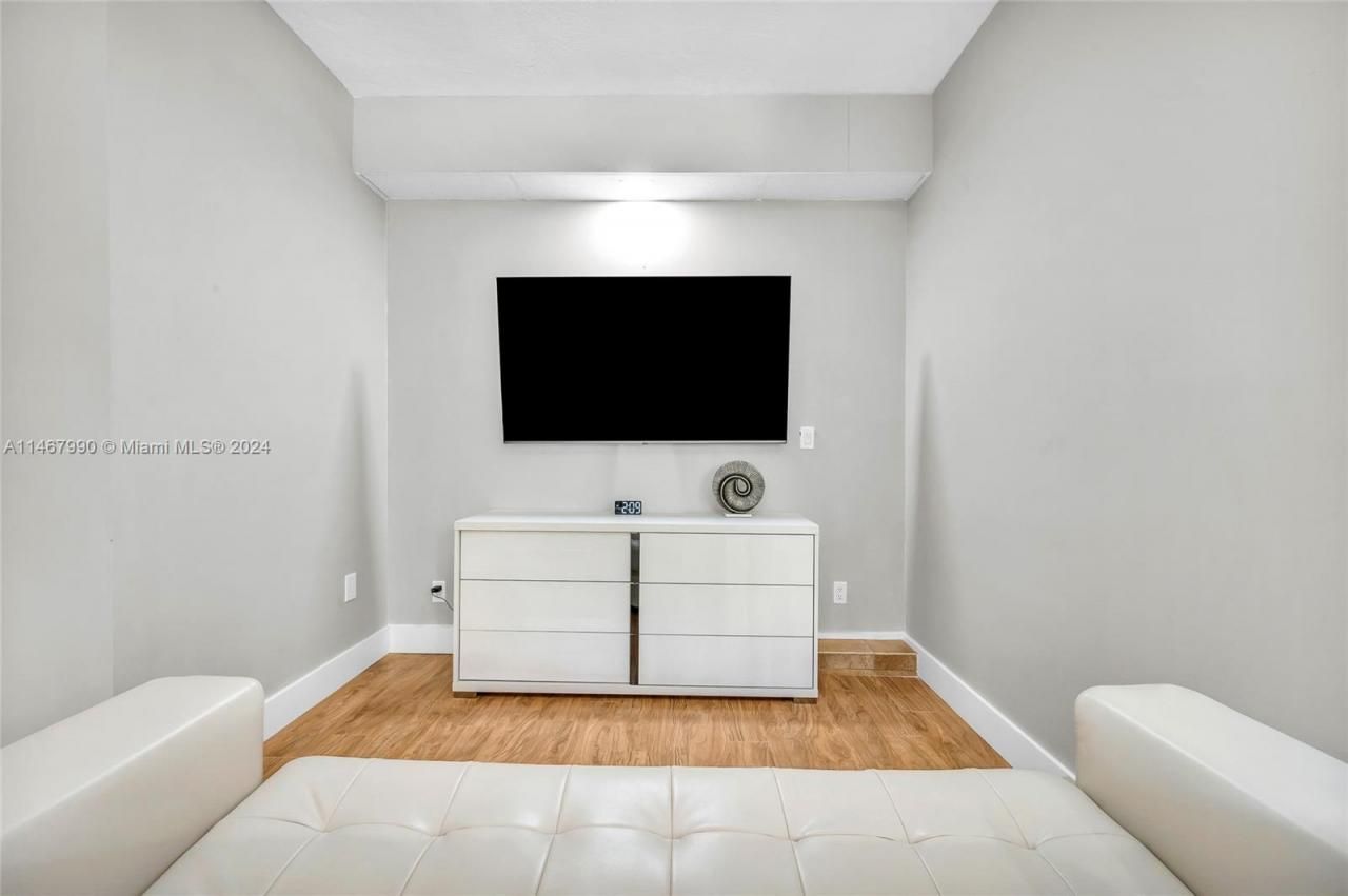 2500 NE 199th St, Miami, FL 33180 Photo