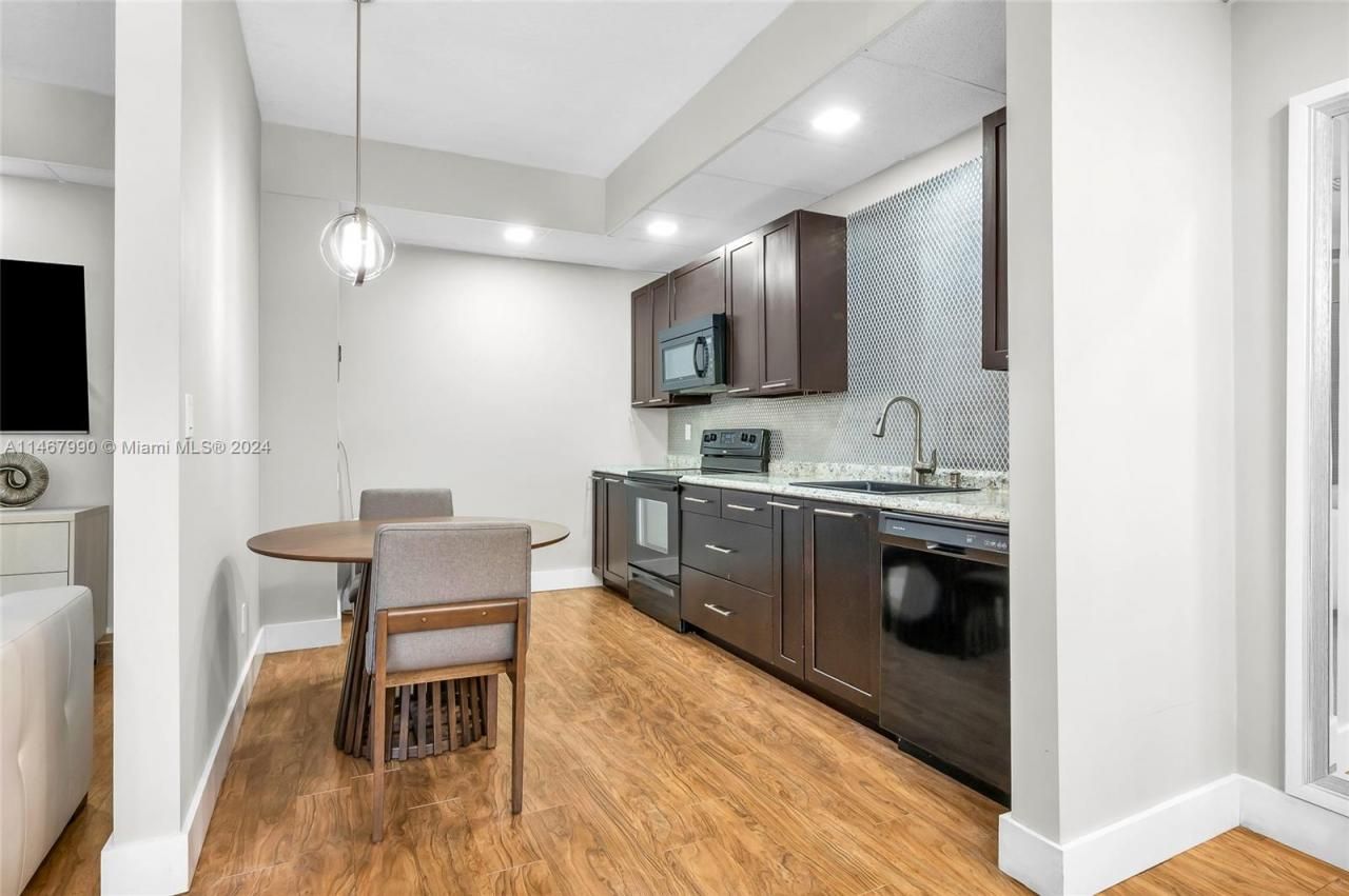 2500 NE 199th St, Miami, FL 33180 Photo