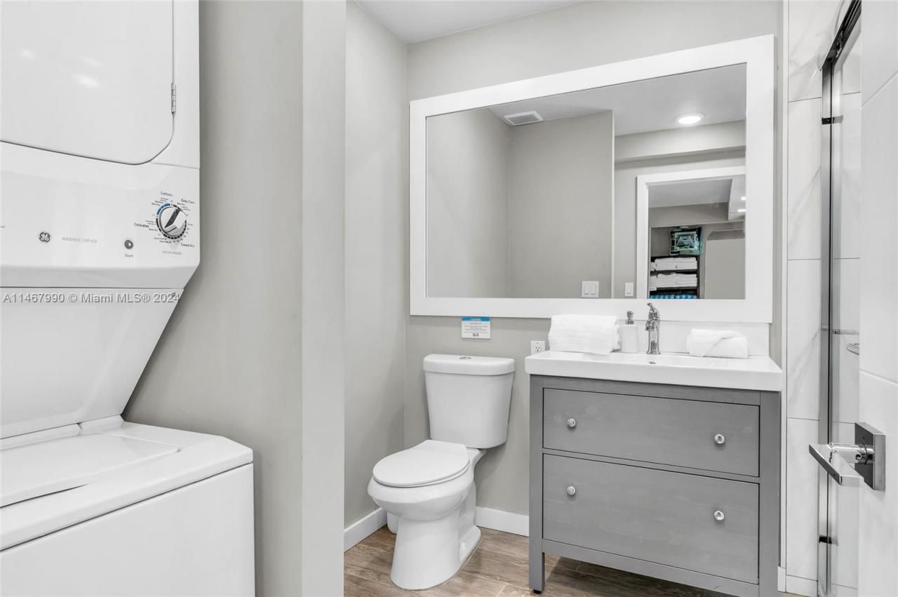 2500 NE 199th St, Miami, FL 33180 Photo