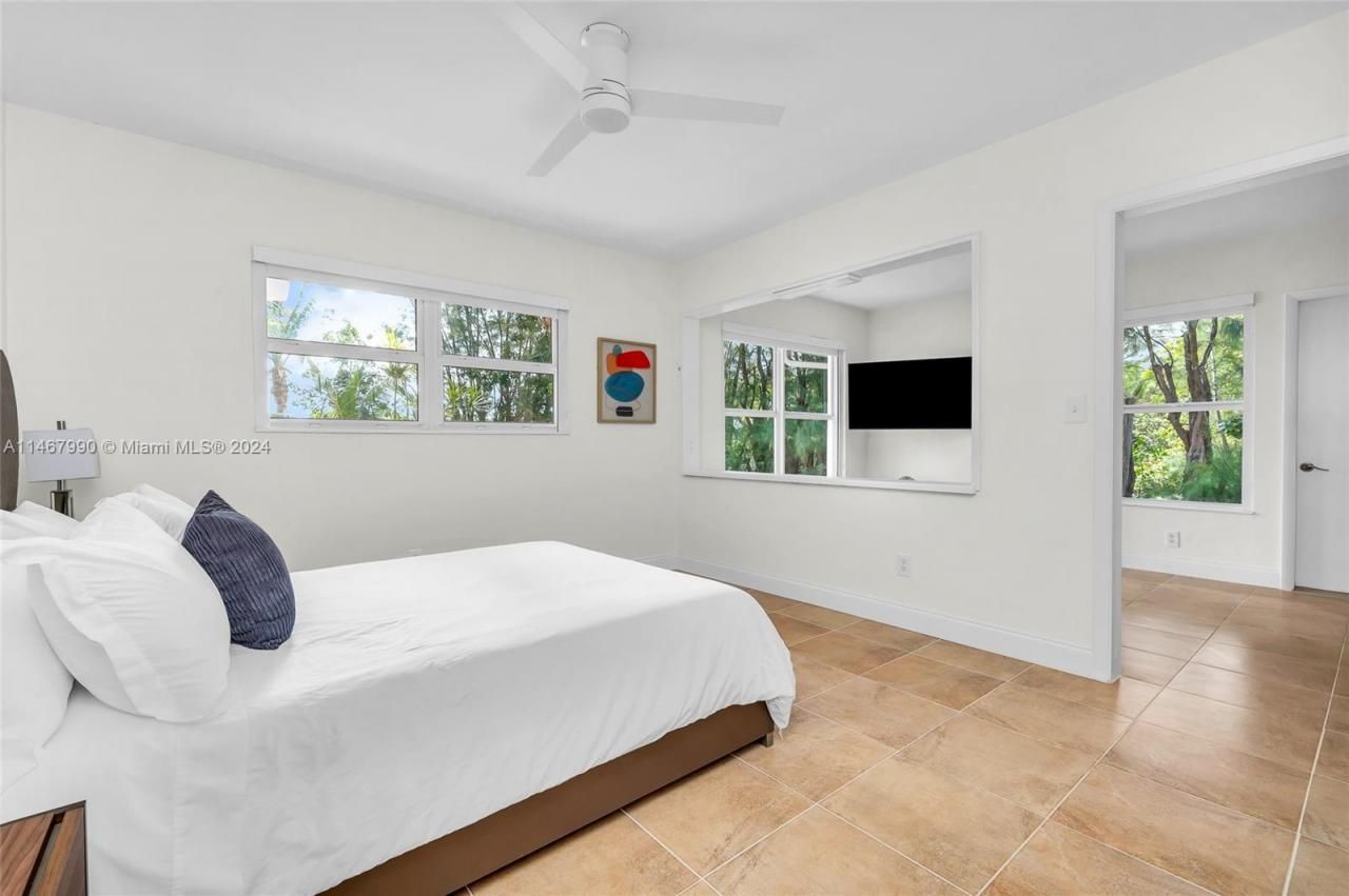 2500 NE 199th St, Miami, FL 33180 Photo