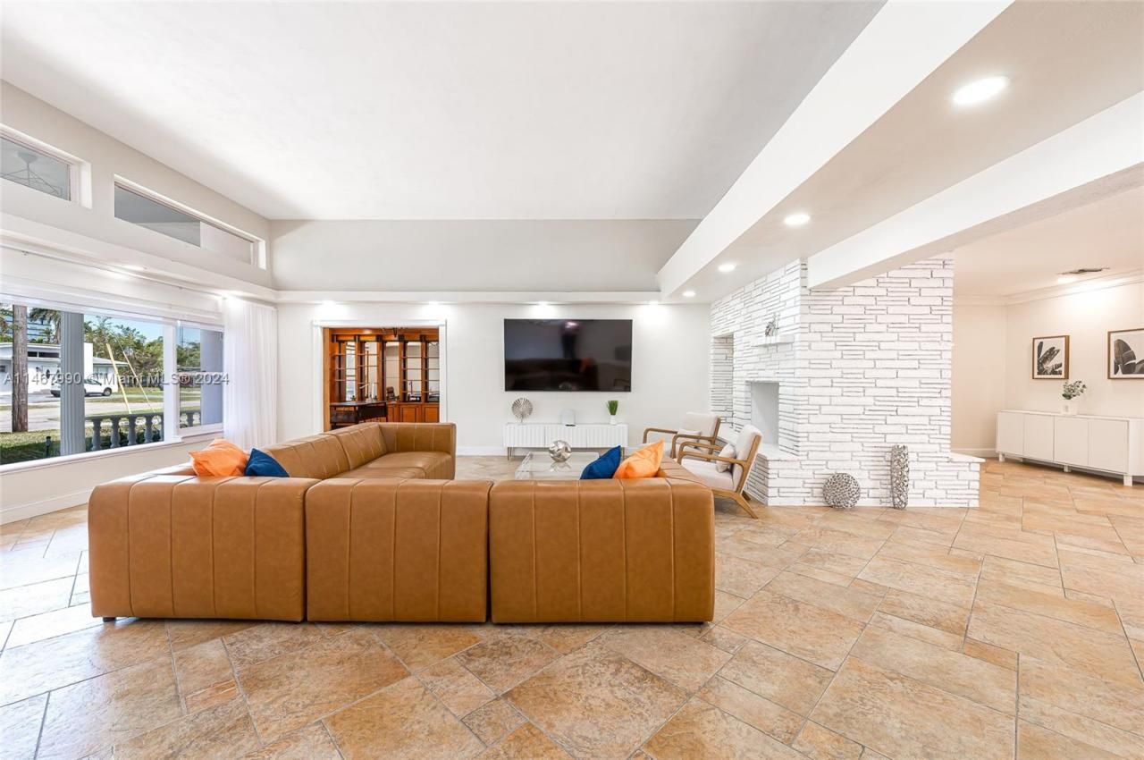 2500 NE 199th St, Miami, FL 33180 Photo