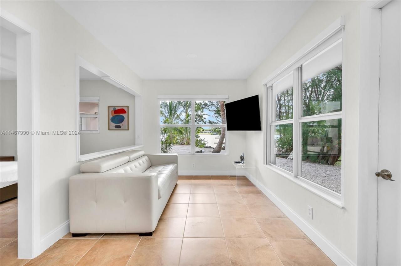 2500 NE 199th St, Miami, FL 33180 Photo