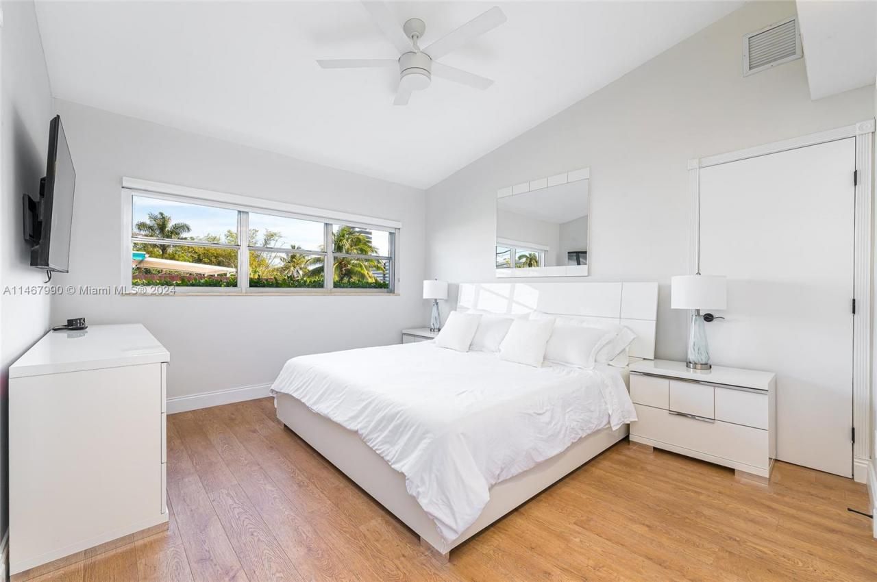 2500 NE 199th St, Miami, FL 33180 Photo