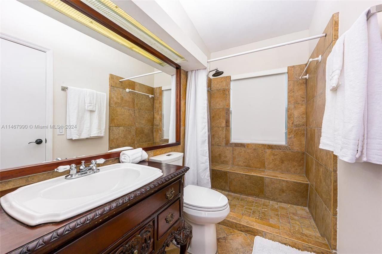 2500 NE 199th St, Miami, FL 33180 Photo