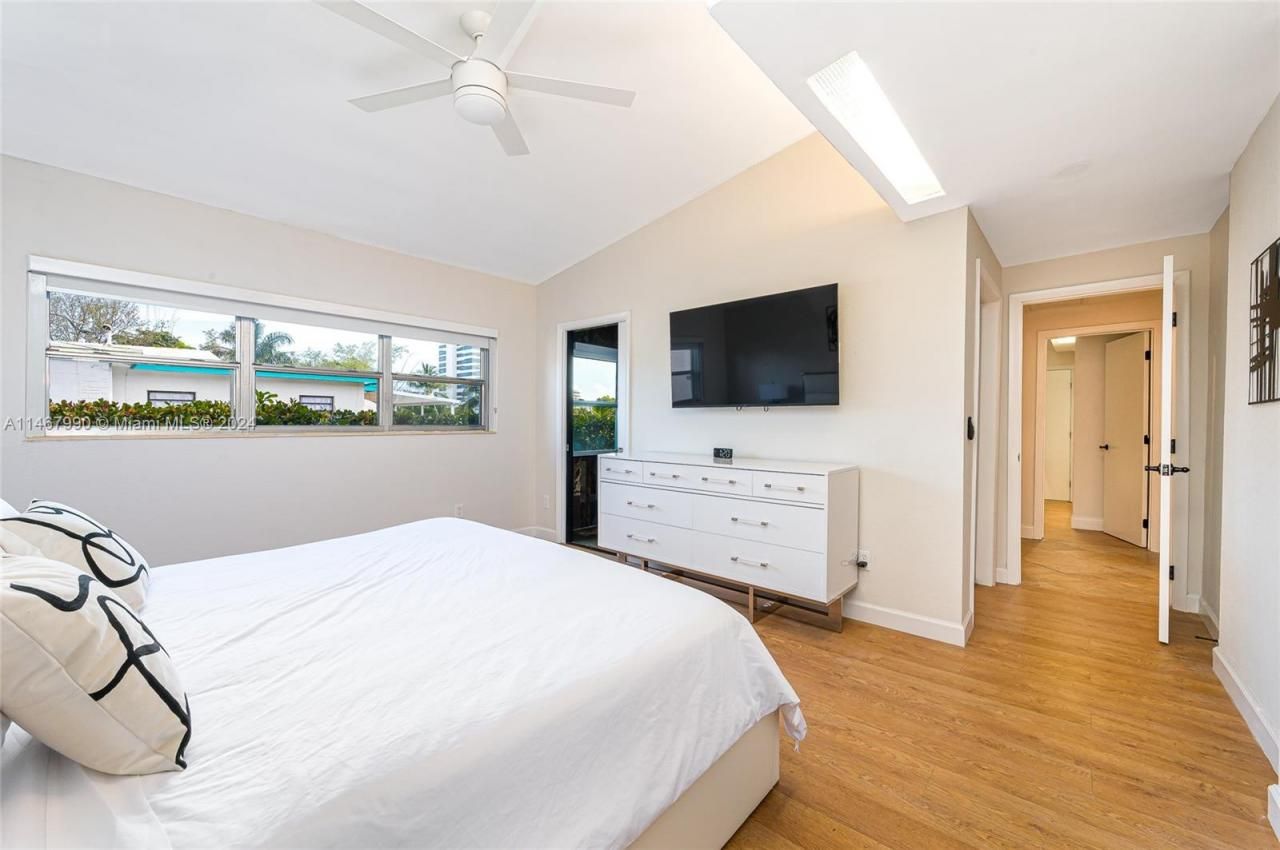 2500 NE 199th St, Miami, FL 33180 Photo