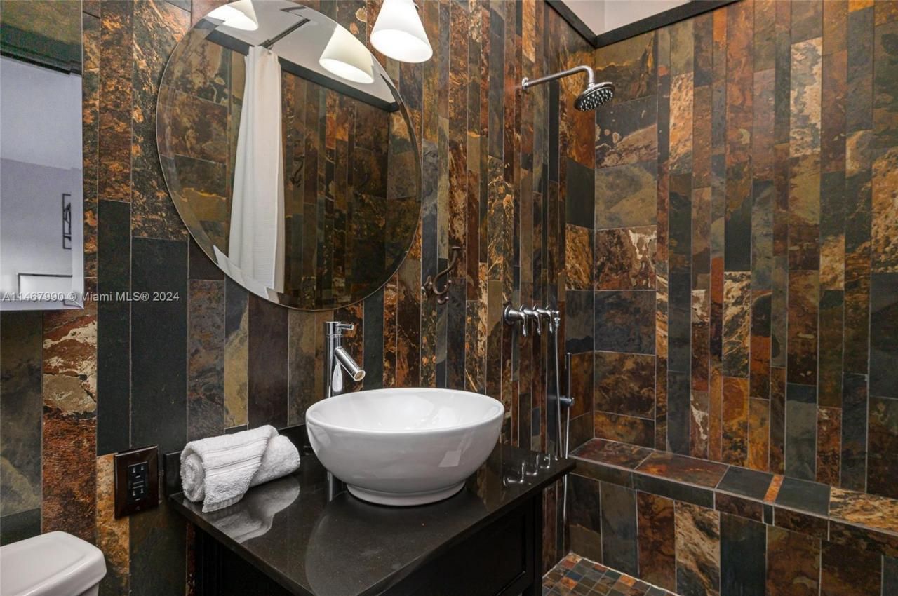 2500 NE 199th St, Miami, FL 33180 Photo