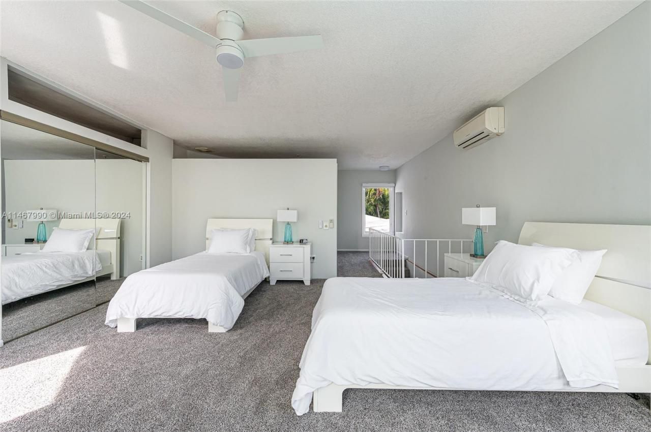 2500 NE 199th St, Miami, FL 33180 Photo