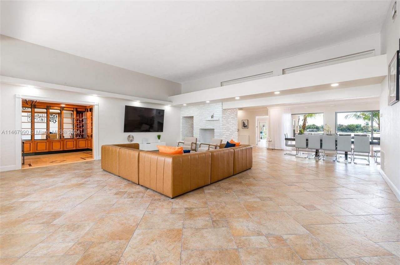 2500 NE 199th St, Miami, FL 33180 Photo