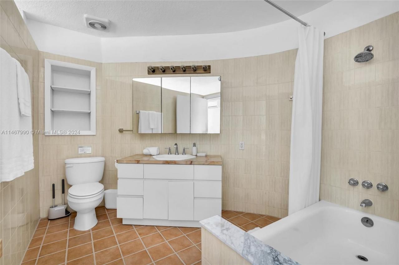 2500 NE 199th St, Miami, FL 33180 Photo