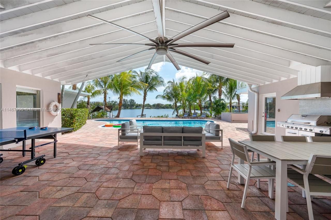 2500 NE 199th St, Miami, FL 33180 Photo