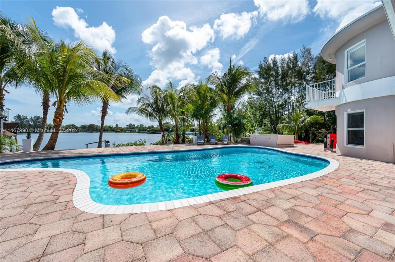 2500 NE 199th St, Miami, FL 33180 Photo