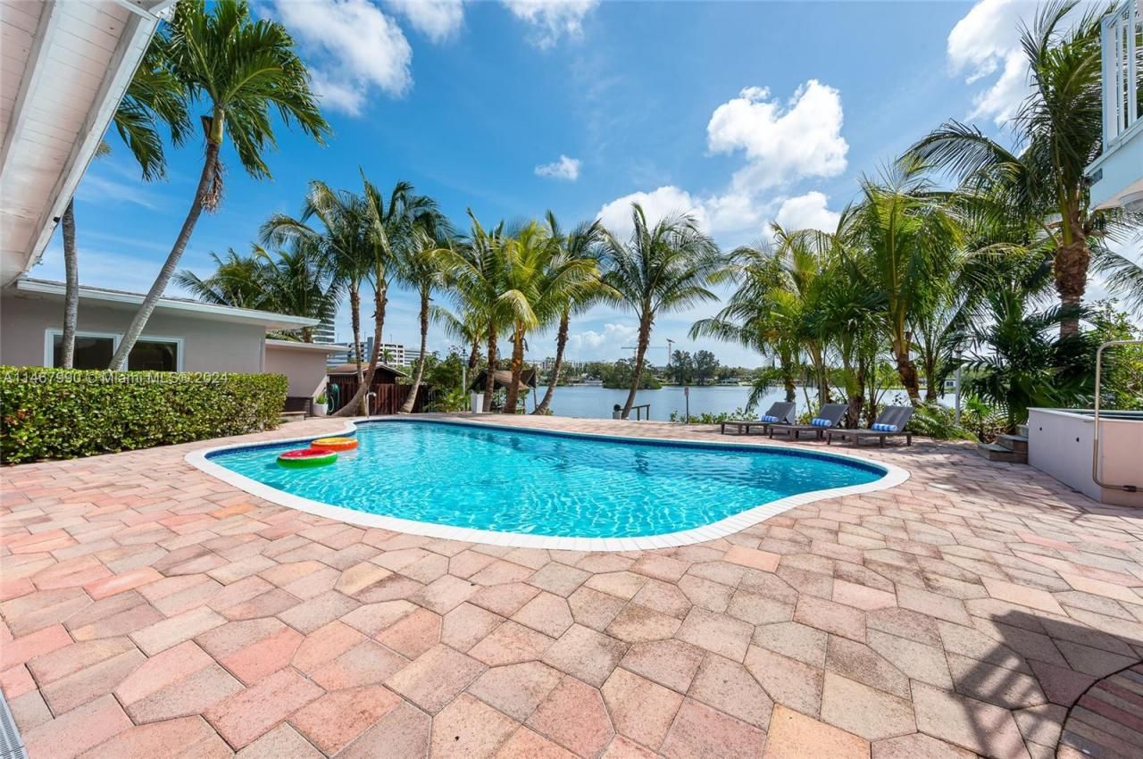 2500 NE 199th St, Miami, FL 33180 Photo