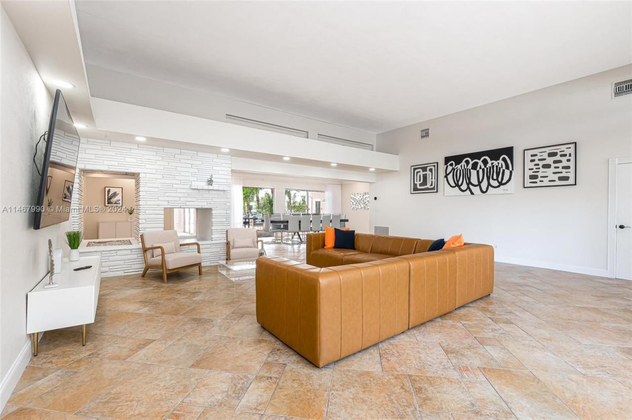 2500 NE 199th St, Miami, FL 33180 Photo