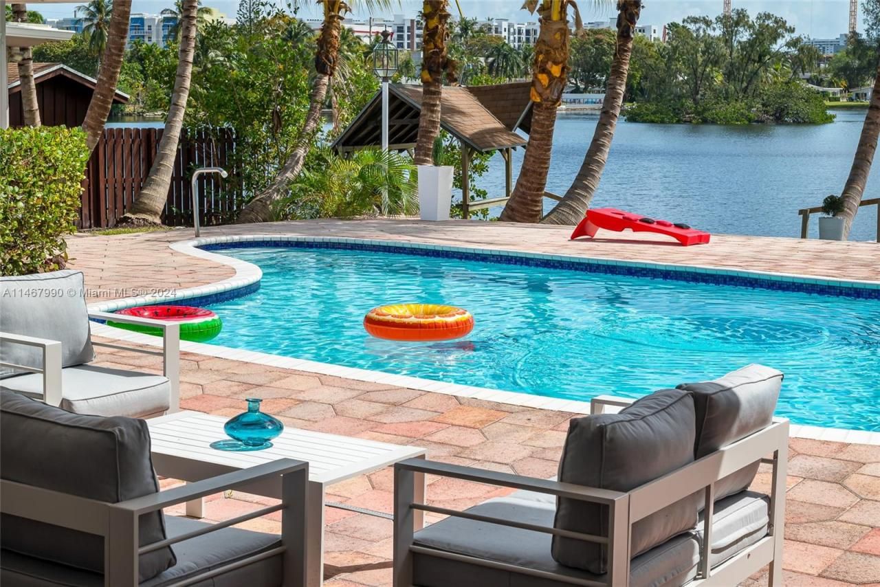 2500 NE 199th St, Miami, FL 33180 Photo