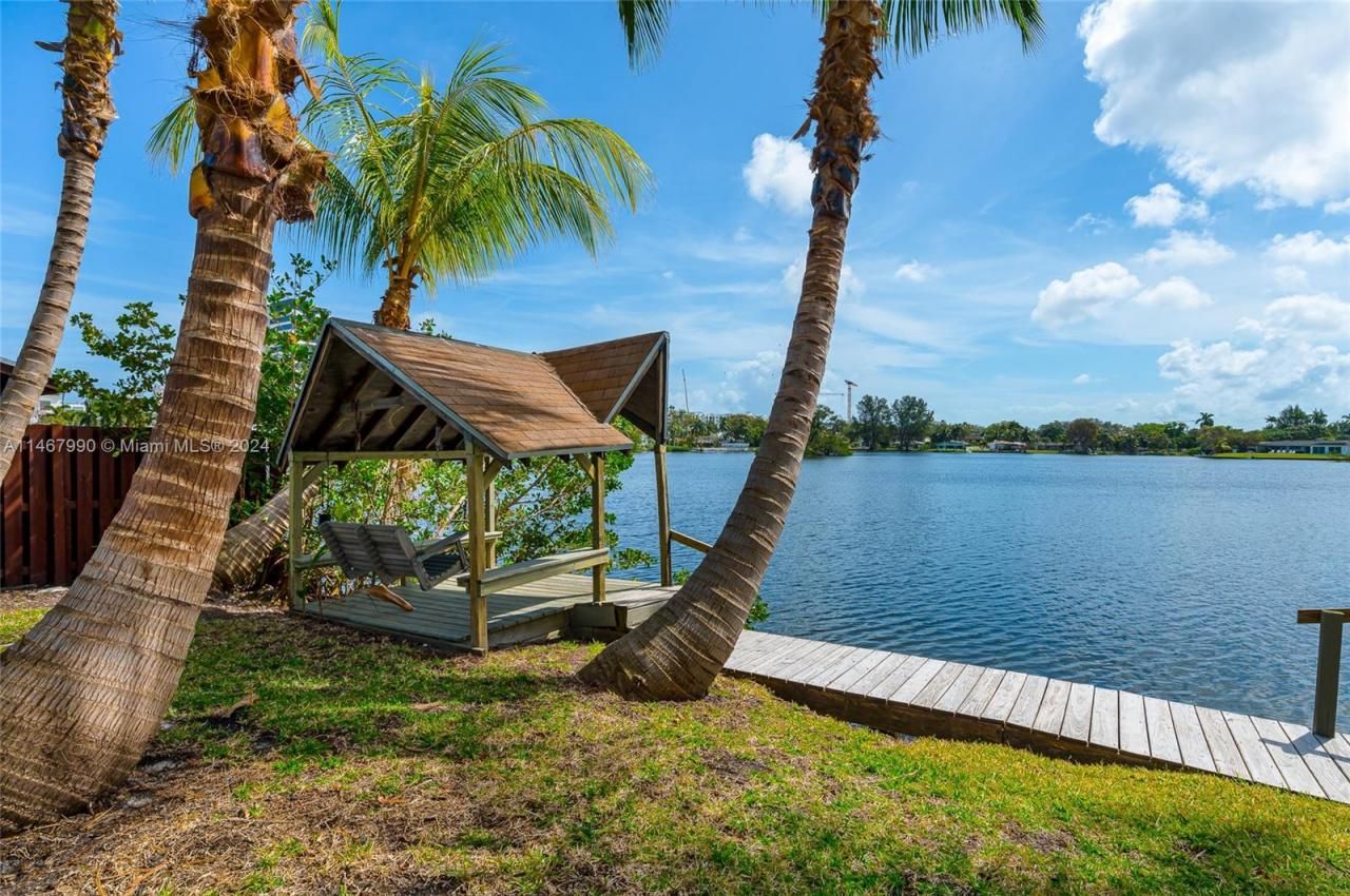 2500 NE 199th St, Miami, FL 33180 Photo