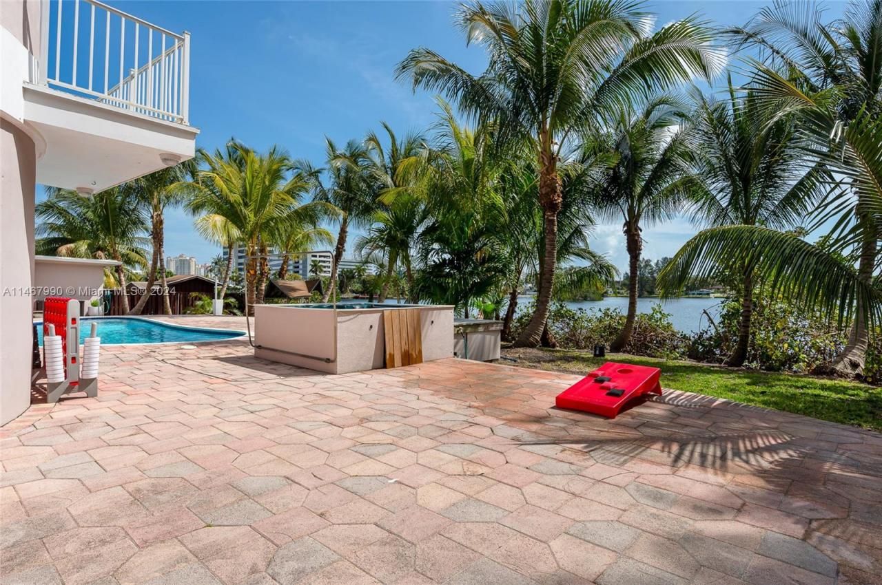 2500 NE 199th St, Miami, FL 33180 Photo