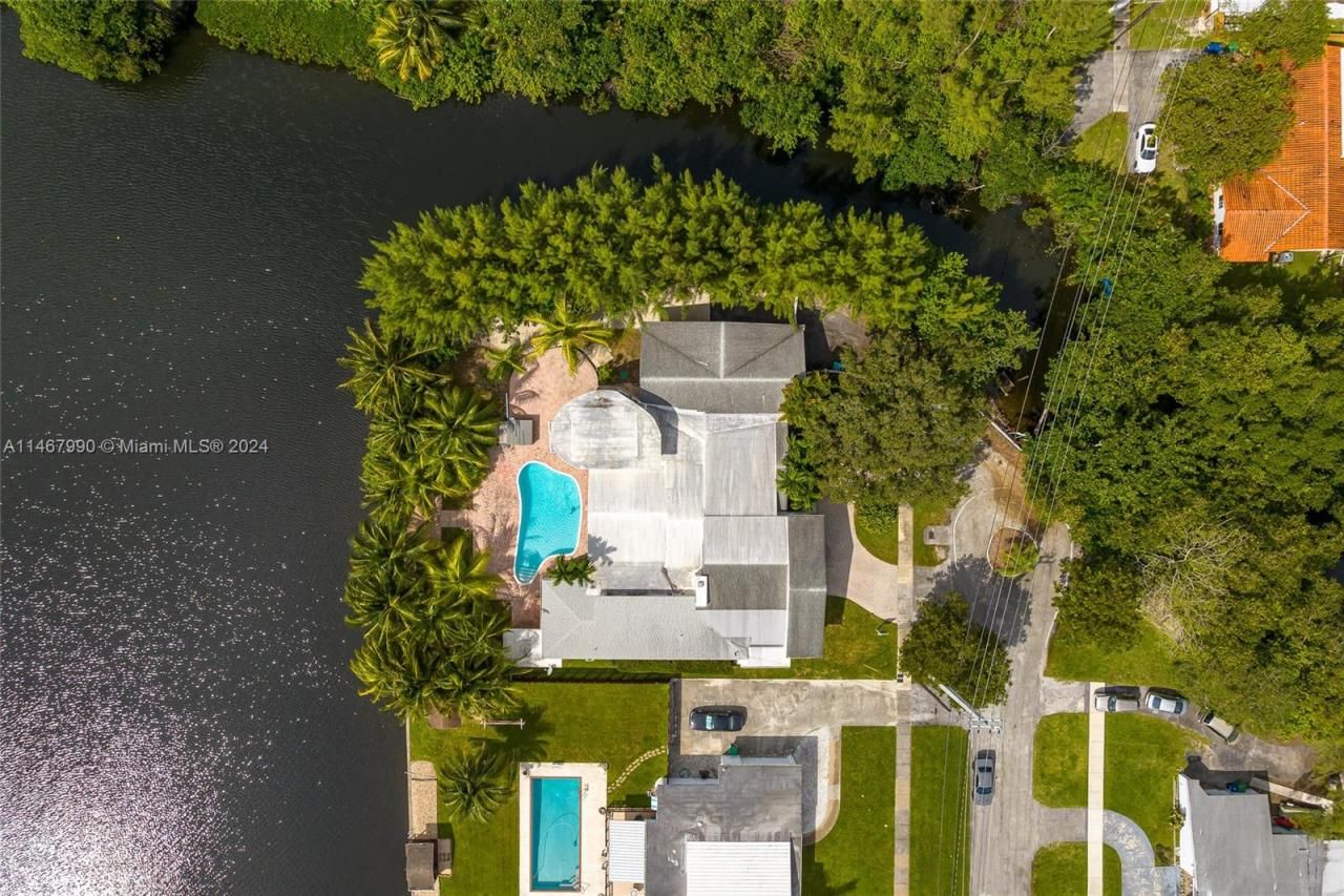 2500 NE 199th St, Miami, FL 33180 Photo