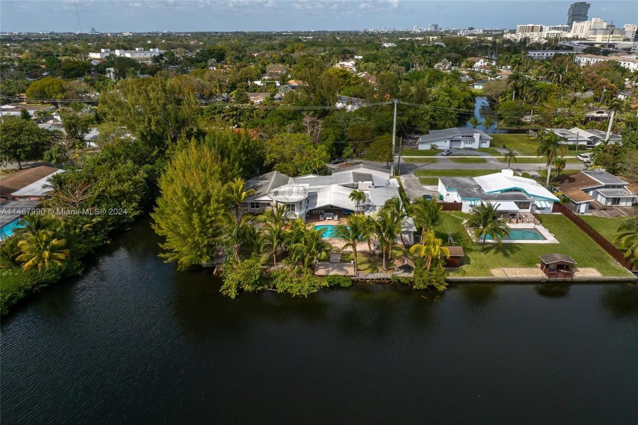 2500 NE 199th St, Miami, FL 33180 Photo