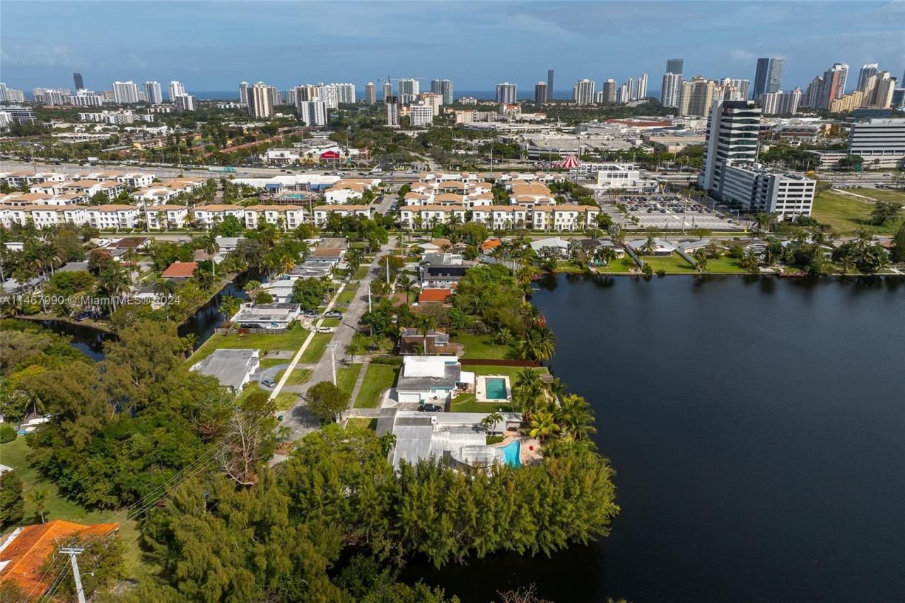 2500 NE 199th St, Miami, FL 33180 Photo