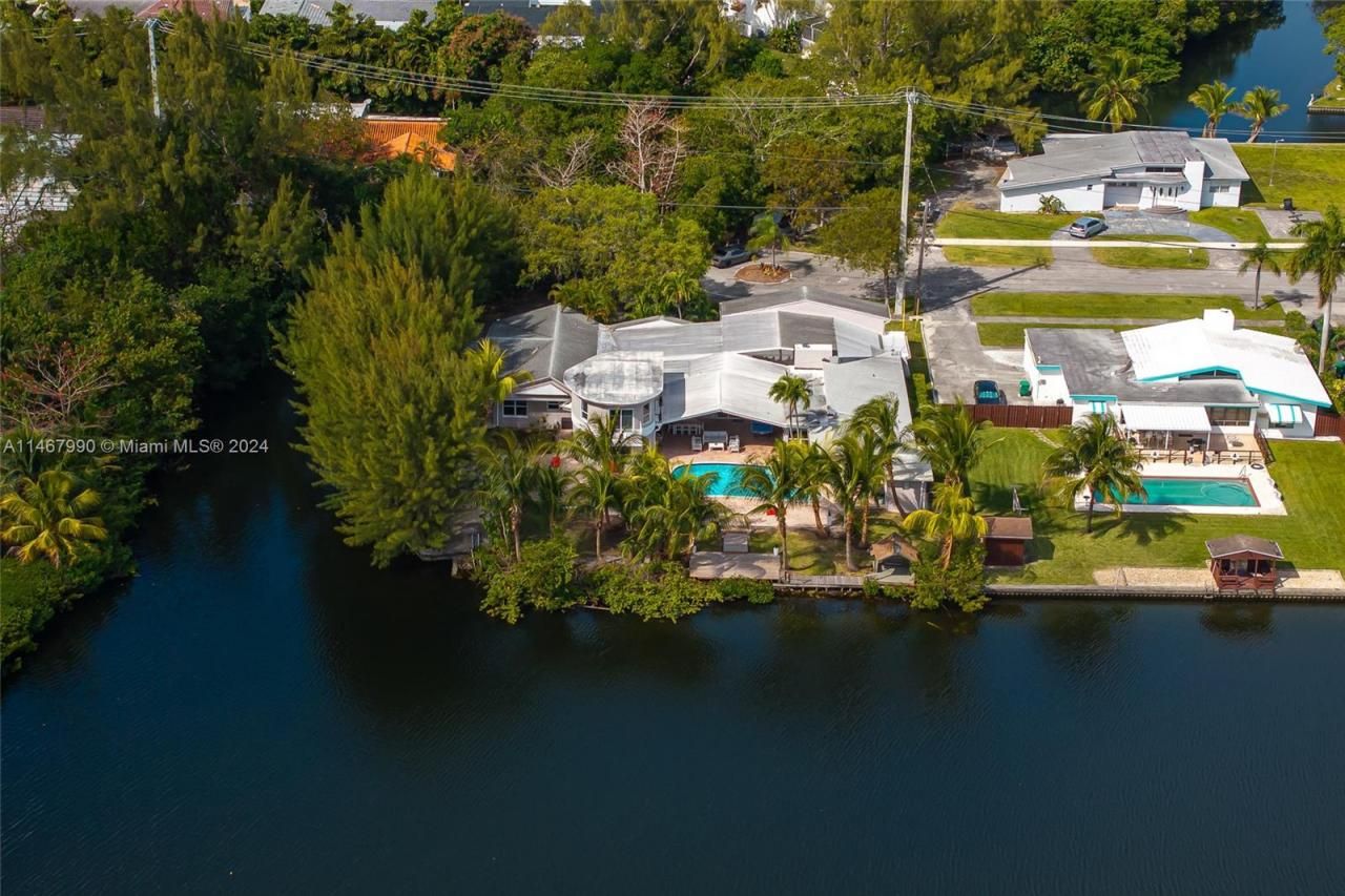 2500 NE 199th St, Miami, FL 33180 Photo