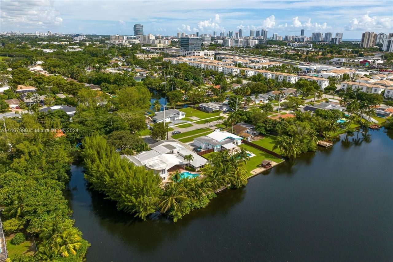 2500 NE 199th St, Miami, FL 33180 Photo