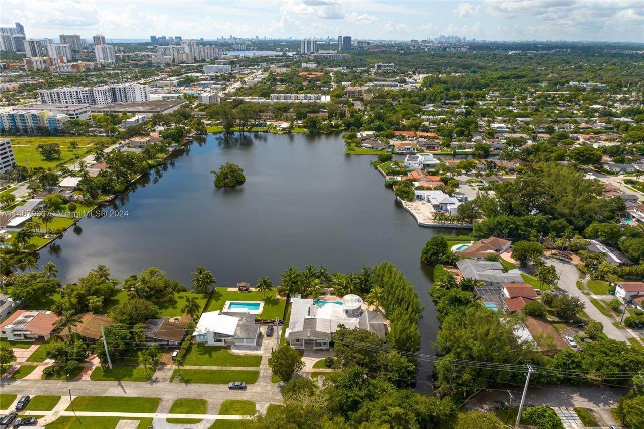 2500 NE 199th St, Miami, FL 33180 Photo