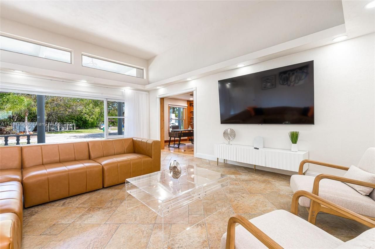 2500 NE 199th St, Miami, FL 33180 Photo