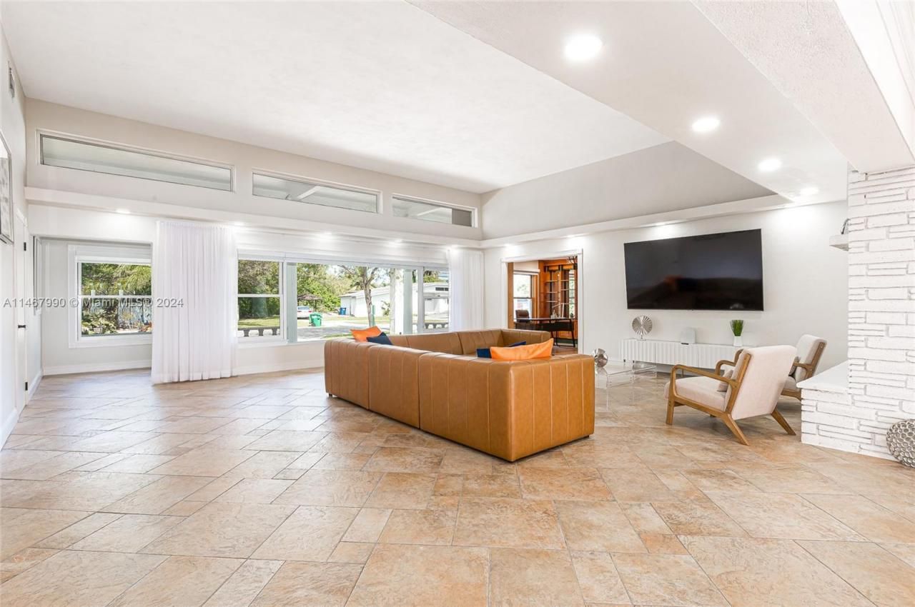 2500 NE 199th St, Miami, FL 33180 Photo