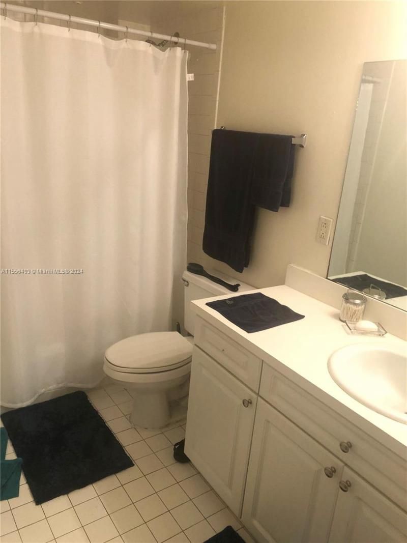 8255 Lake Dr, Unit 504, Doral, FL 33166 Photo