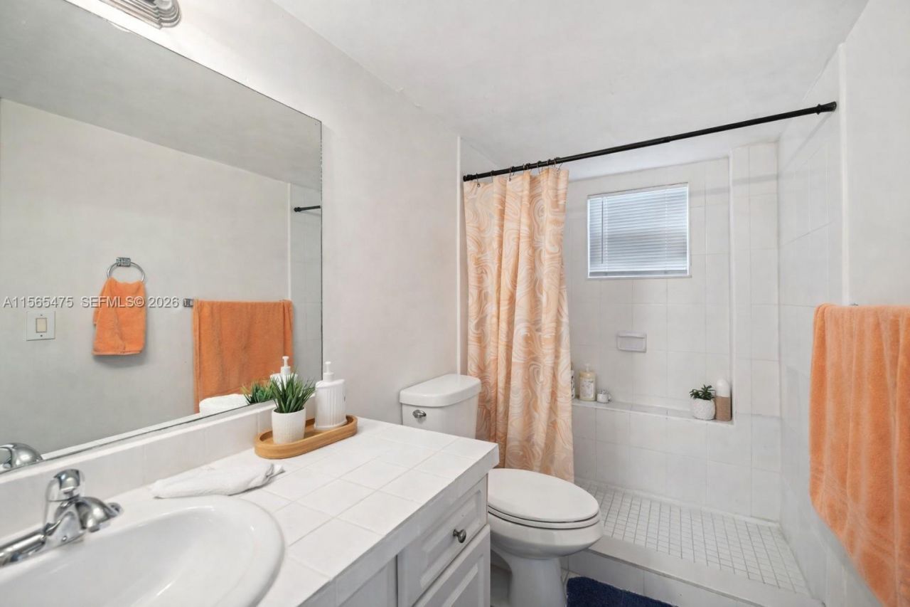 8363 Lake Dr, Unit 101, Doral, FL 33166 Photo