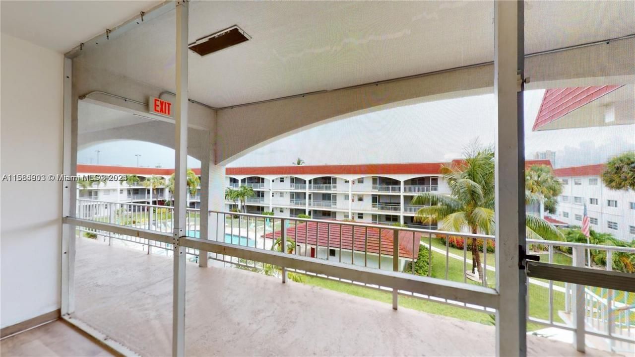 580 Egret Dr, Unit 302, Hallandale Beach, FL 33009 Photo
