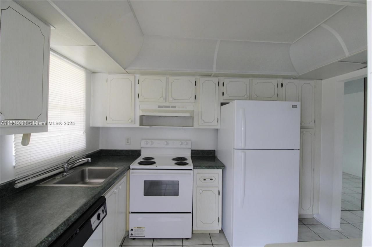 580 Egret Dr, Unit 302, Hallandale Beach, FL 33009 Photo