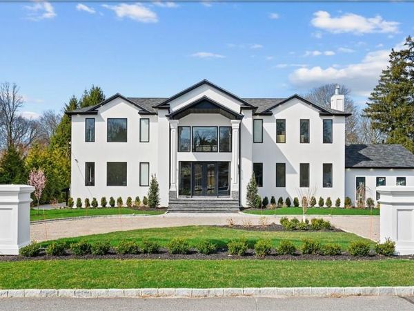 18 Orchard Drive, Woodbury, NY 11797