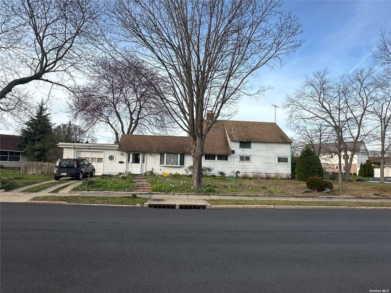 146 S Cypress Lane, Westbury, NY 11590 Main Photo
