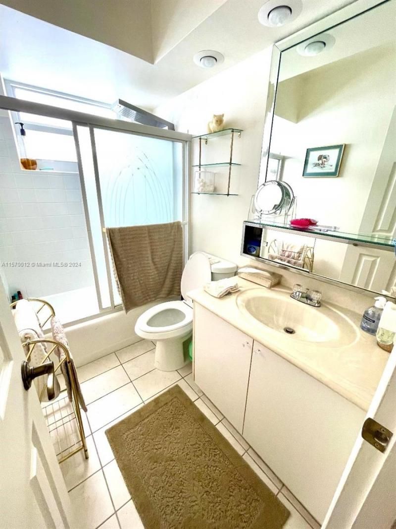 465 Paradise Isle Blvd, Unit 101, Hallandale Beach, FL 33009 Photo