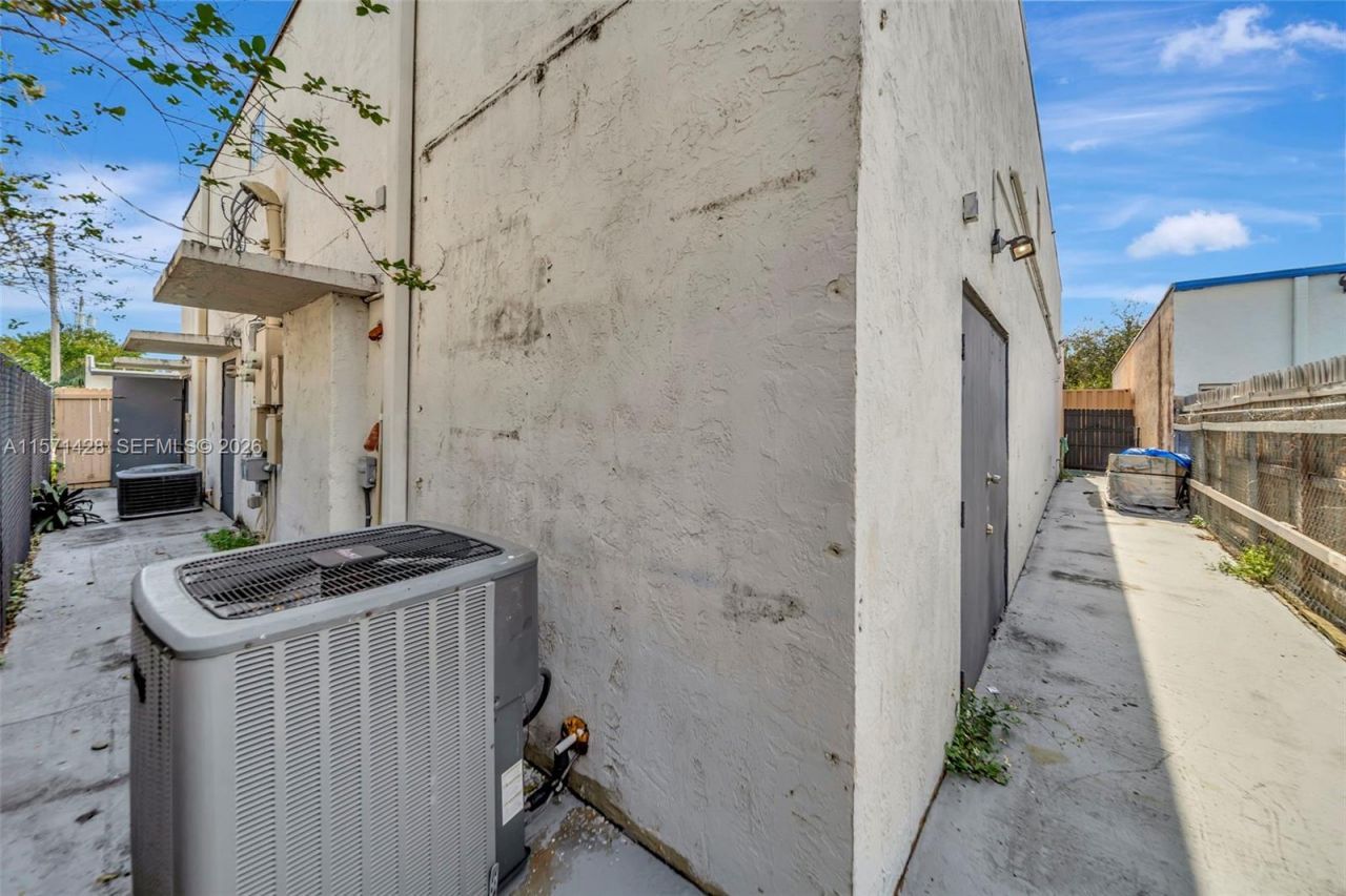 67 NW 166th St, Miami, FL 33169 Photo