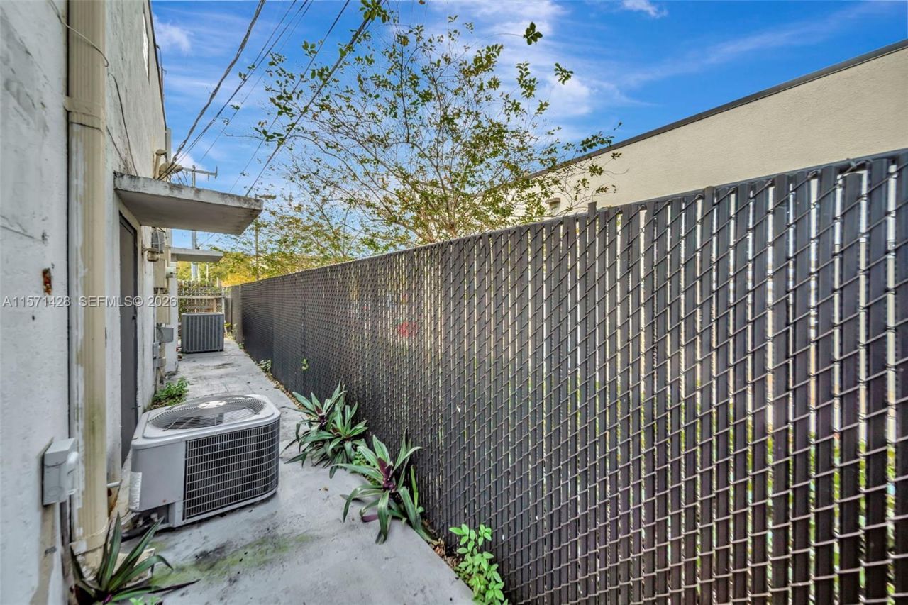 67 NW 166th St, Miami, FL 33169 Photo