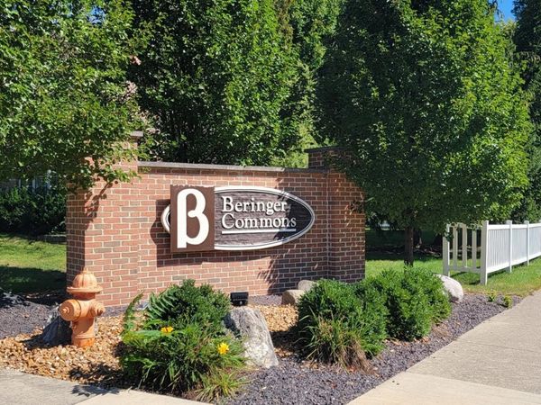 703 N Beacon Hill Circle, Urbana, IL 61802