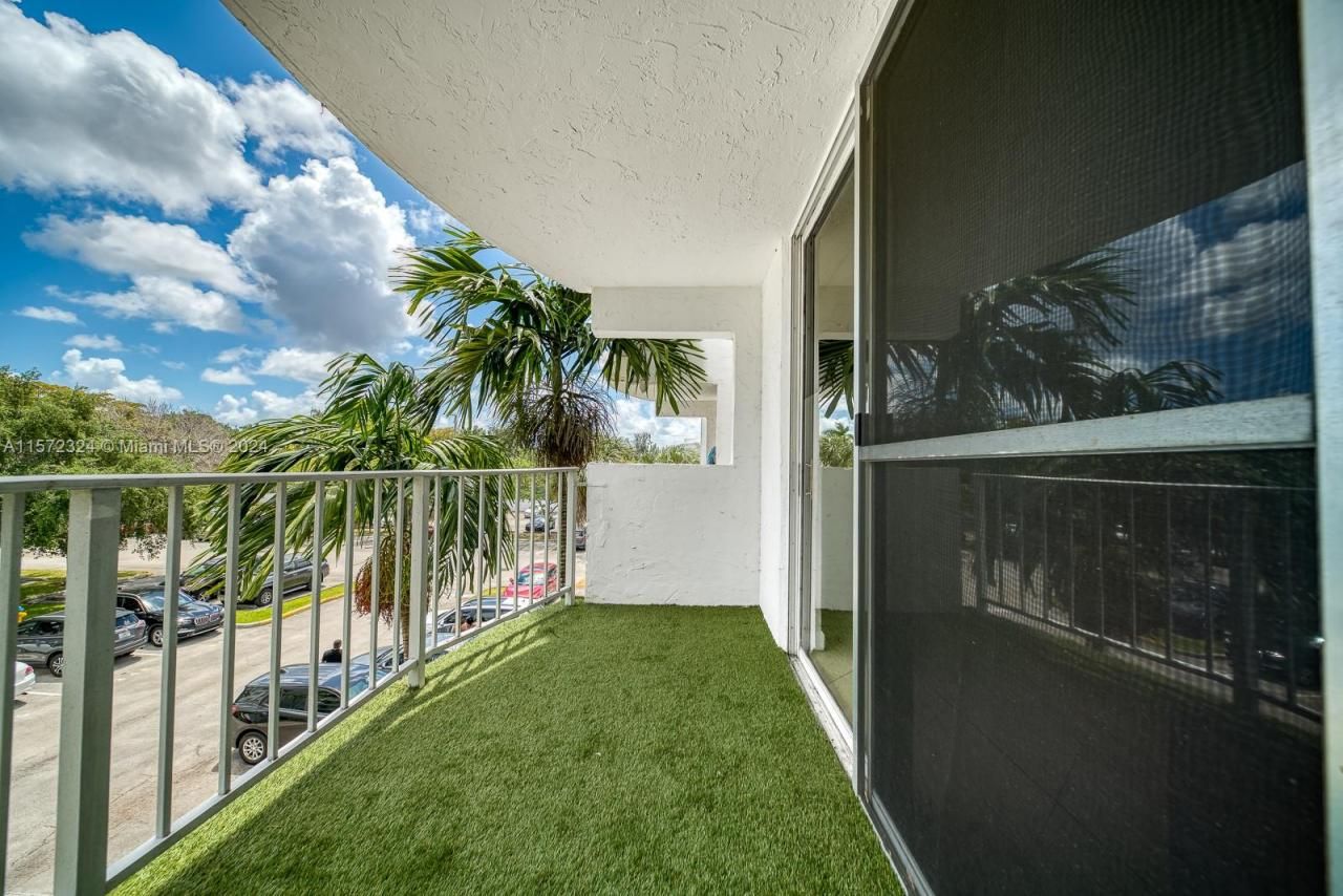 496 NW 165th St Rd, Unit D316, Miami, FL 33169 Photo