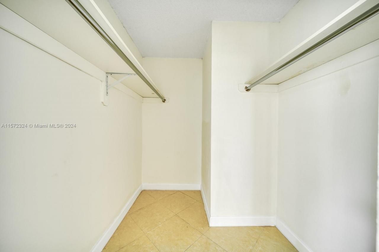 496 NW 165th St Rd, Unit D316, Miami, FL 33169 Photo