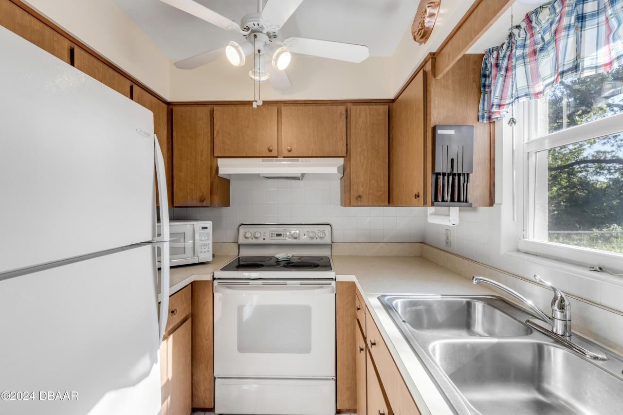 535 S Peninsula Avenue, New Smyrna Beach, FL 32169 Photo