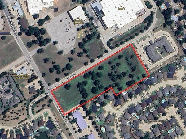 1301 Waters Edge Drive, Granbury, TX 76048