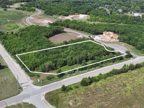 17490 Galloway Drive, Stilwell, KS 66085