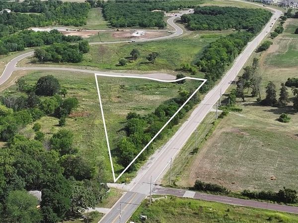 2180 Oakmont Court, Stilwell, KS 66085