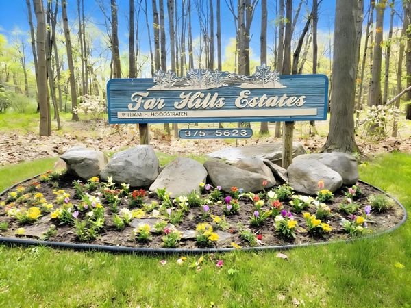 6029 Far Hills Way, Kalamazoo, MI 49009